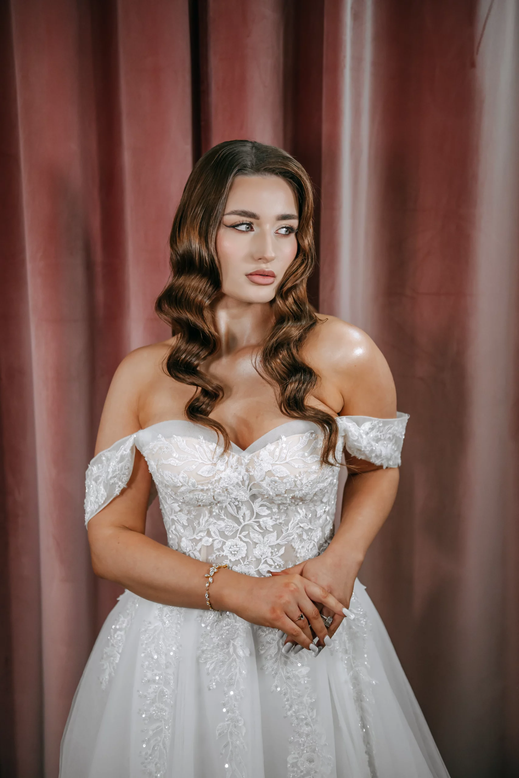 suknia-księżniczka-z-opadającymi-rękawkami